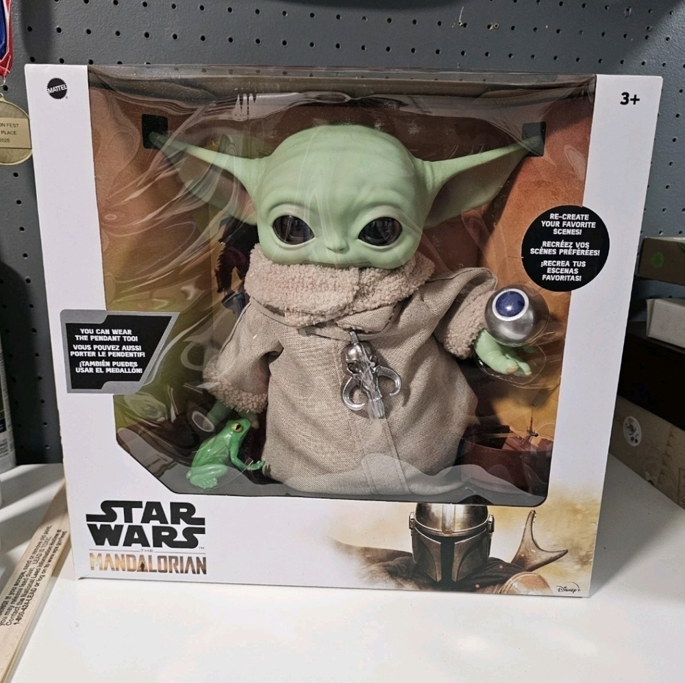 Star Wars Mandalorian Green and Tan Grogu Figure